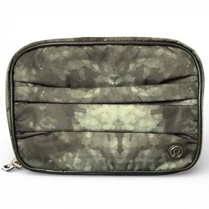 Lululemon Gym Essentials Dopp Kit Deep Coal Camo Creekside Camo Makeup Travel